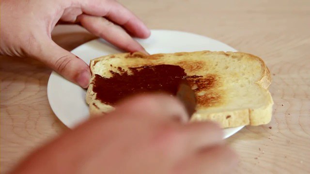 How to make homemade NutellaHow To Make Your Own Nutella At Home.mp4_000038621