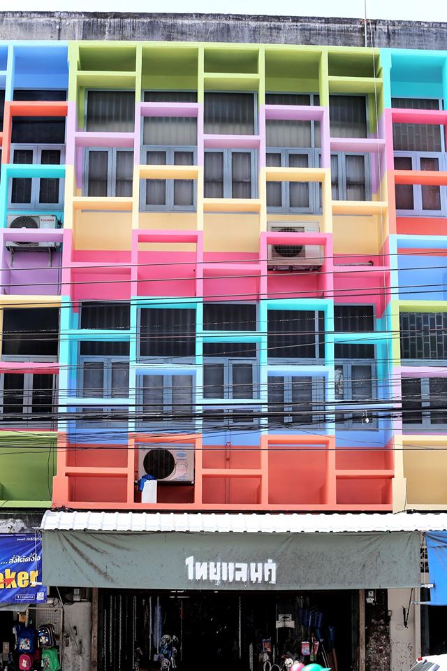 สีสันสวยแสบตา!! ตึกสายรุ้งที่โดดเด่นต้อนรับเทศกาลปีใหม่ แทบไม่น่าเชื่อว่านี่ประเทศไทย