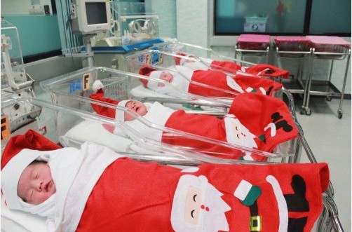 ﻿ น่ารักมากๆ รพ.แต่งตัวทารกแรกเกิดเป็นซานต้า-ซานตี้น้อย