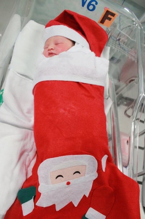 ﻿ น่ารักมากๆ รพ.แต่งตัวทารกแรกเกิดเป็นซานต้า-ซานตี้น้อย