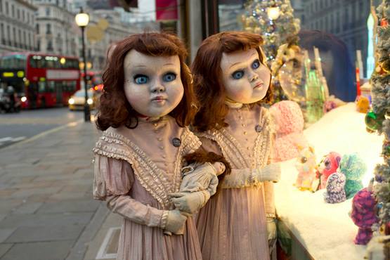 #ชาวลอนดอนสะดุ้ง เมื่ออยู่ดีๆ มีตุ๊กตาฝาแฝดสุดสยองมาปรากฏกลางเมือง!!!