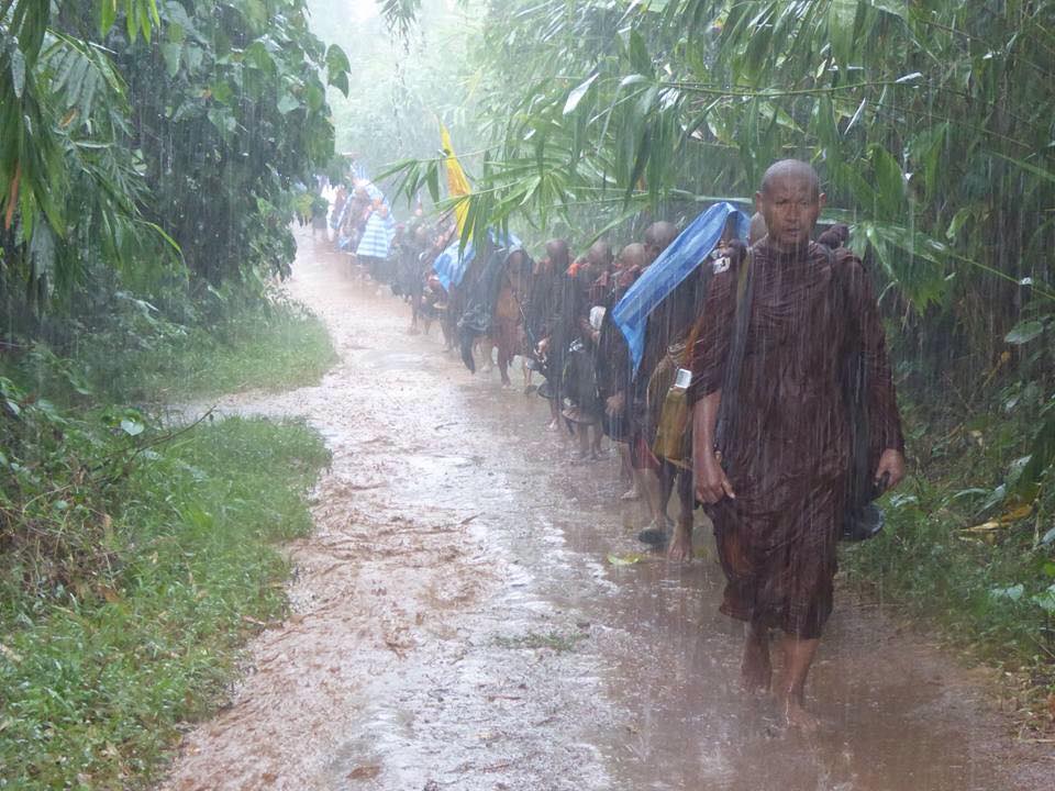 น้ำตาไหลไม่รู้ตัว! พระเดินธุดงค์กลางสายฝน สุดลำบาก เห็นแค่ภาพ ก็กราบได้อย่างหมดจิตหมดใจ