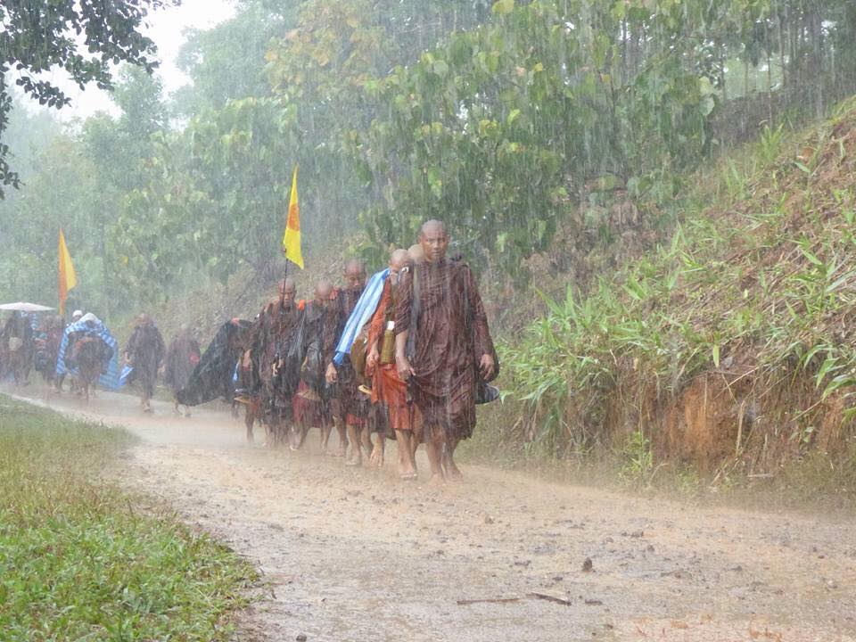 น้ำตาไหลไม่รู้ตัว! พระเดินธุดงค์กลางสายฝน สุดลำบาก เห็นแค่ภาพ ก็กราบได้อย่างหมดจิตหมดใจ