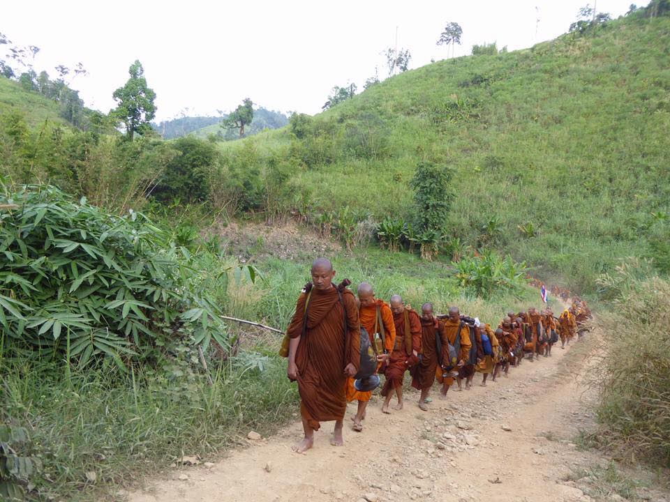 น้ำตาไหลไม่รู้ตัว! พระเดินธุดงค์กลางสายฝน สุดลำบาก เห็นแค่ภาพ ก็กราบได้อย่างหมดจิตหมดใจ