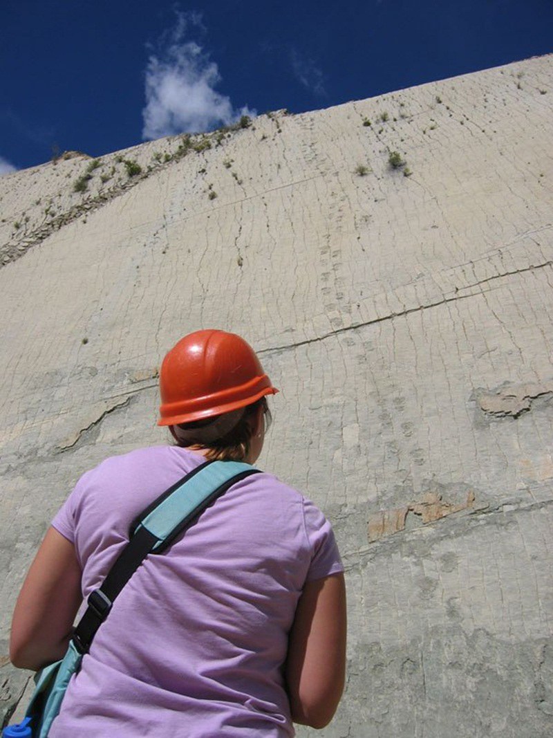 ปริศนาน่าเหลือเชื่อของ"รอยเท้าไดโนเสาร์"กว่า 5000 รอย บนกำแพงหินสูงกว่า 100 เมตรในโบลิเวีย