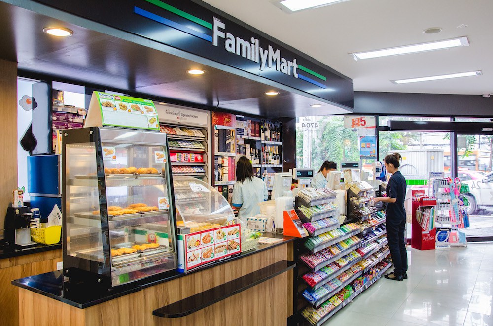 Family mart. Family Market Пхукет. Family Mart магазин. Магазины Фэмили март. Фэмили март в Тайланде.
