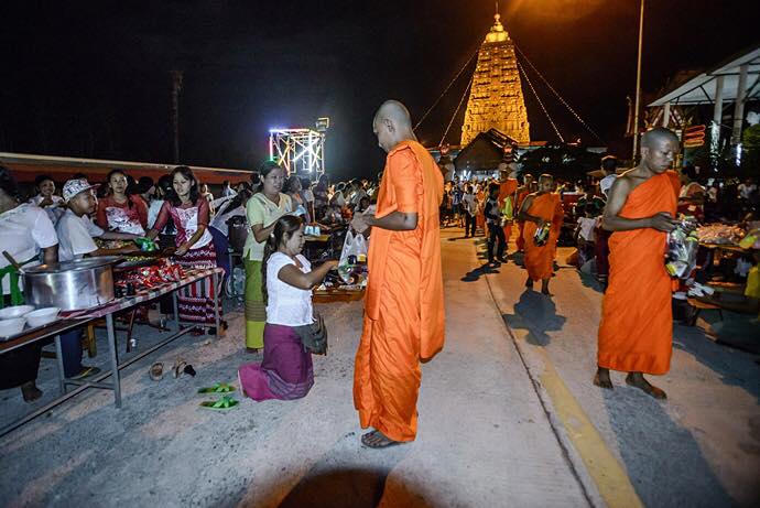 หนึ่งเดียวในโลก ประเพณีรดน้ำต้นโพธิ์และออกร้านตลาดนิพพาน‬