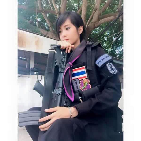 ทหารพรานหญิงไทย แกร่งไม่แพ้ใคร เป็นสาวสวยใจกล้าที่ลงไปปฏิบัติหน้าที่ในที่ เสี่ยงภัยชายแดนใต้ จ.ปัตตานี