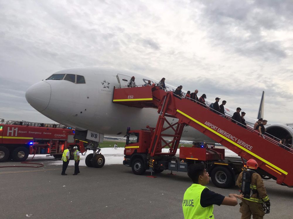 สายการบินสิงคโปร์แอร์ไลน์เที่ยวบิน sq368 ไฟลุกท่วมที่ปีกขวา ต้องขอลงจอดแลนดิ้งฉุกเฉิน ที่สนามบินชางฮี ผู้โดยสาร222 คน และลูกเรือ19คนปลอดภัย