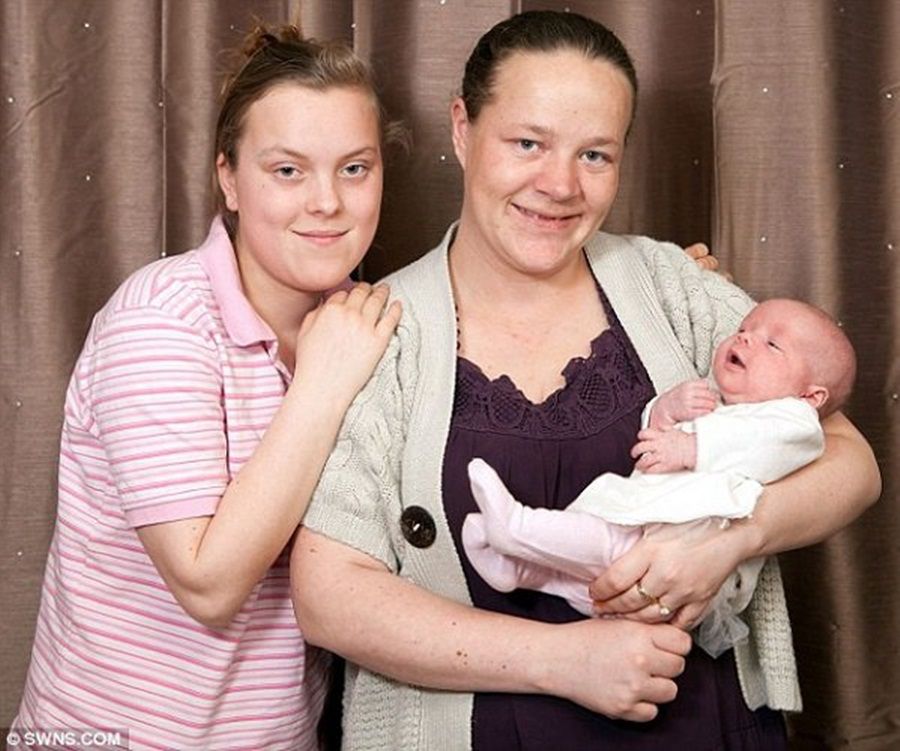 35 летние мамы. Шантель Стедман. Самая молодая семья. Самые молодые родители в мире фото. Фото самой молодой мамы.