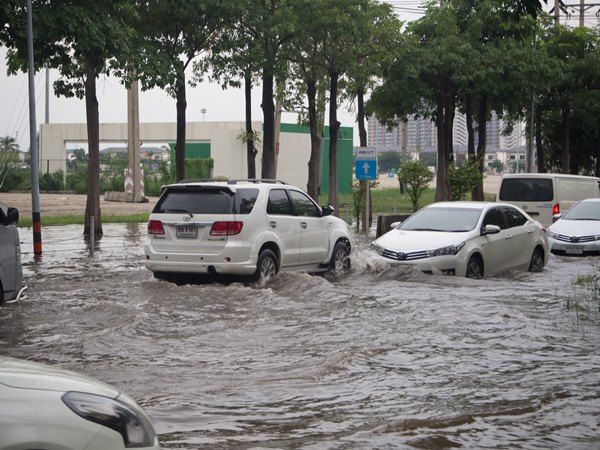 น้ำท่วมเมืองทองธานียังไม่ลด เก็บป้ายทะเบียนได้มากมาย